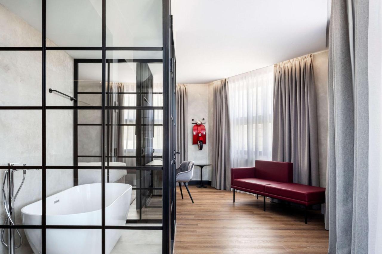 Radisson Red Madrid Hotel Exterior photo